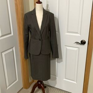 Ann Taylor Suit. Size 4